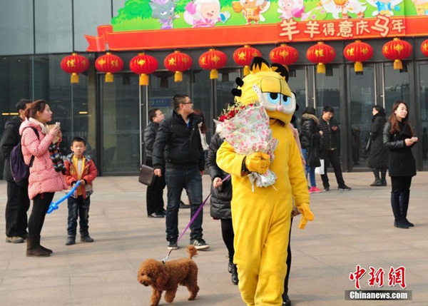 Ch&agrave;ng trai h&oacute;a m&egrave;o Garfield cầu h&ocirc;n bạn g&aacute;i 2