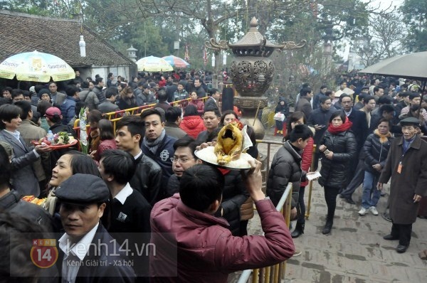 Hàng nghìn người dân vất vả đội lễ vào đền Trần xin tài lộc 6