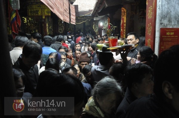 Hàng nghìn người dân vất vả đội lễ vào đền Trần xin tài lộc 8