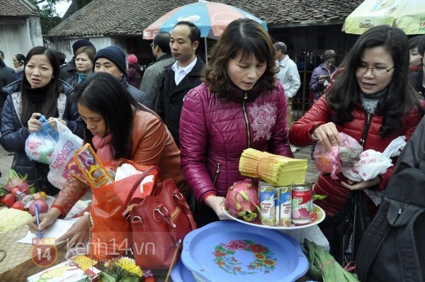 Hàng nghìn người dân vất vả đội lễ vào đền Trần xin tài lộc 11