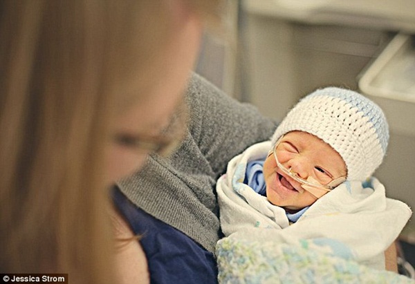 Những hình ảnh vô cùng cảm động trong phòng chăm sóc tích cực cho bé sơ sinh 2