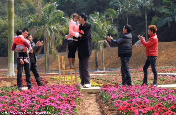 Tình yêu của cặp đôi đũa lệch chàng 2,2m và nàng 1,5m ở Trung Quốc 1