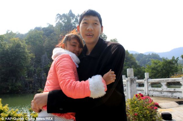 Tình yêu của cặp đôi đũa lệch chàng 2,2m và nàng 1,5m ở Trung Quốc 2