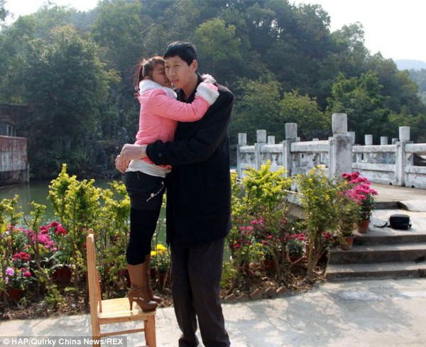 Tình yêu của cặp đôi đũa lệch chàng 2,2m và nàng 1,5m ở Trung Quốc 3