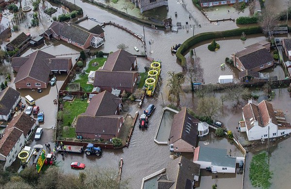 Dân Anh đắp đê quanh nhà để ngăn nước lụt 4