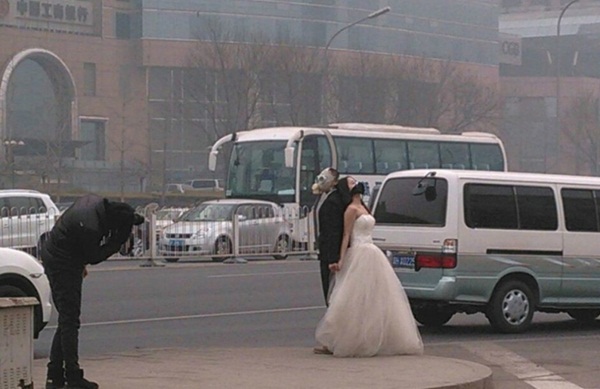 Cô dâu chú rể đeo khẩu trang chụp ảnh cưới trong khói bụi mù mịt 1