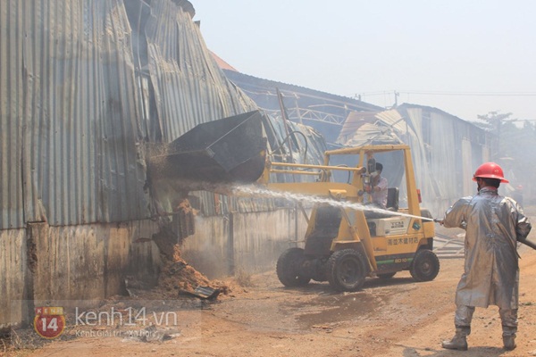 Bình Dương: Xưởng xay bột gỗ cháy lớn lan sang kho chứa bao nilon 1