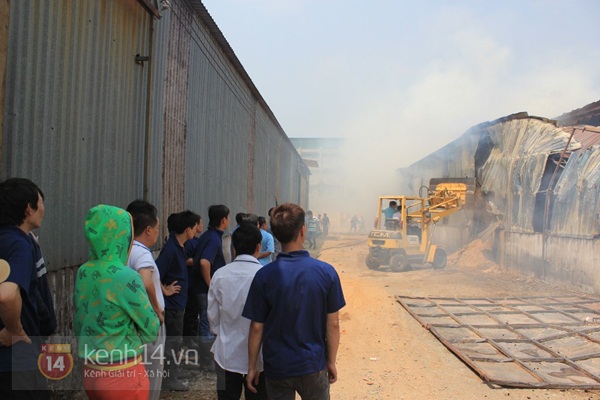 Bình Dương: Xưởng xay bột gỗ cháy lớn lan sang kho chứa bao nilon 4
