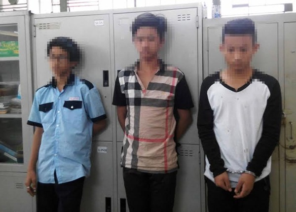 Bắt 3 học sinh ở Sài Gòn dọa chặt tay bạn để tống tiền 1