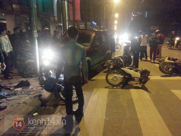 Ô tô "điên" húc 9 xe máy đang dừng đèn đỏ ở Hà Nội 3