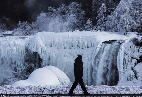 Thác Niagara lại hóa băng trong cái lạnh -13 độ C 9