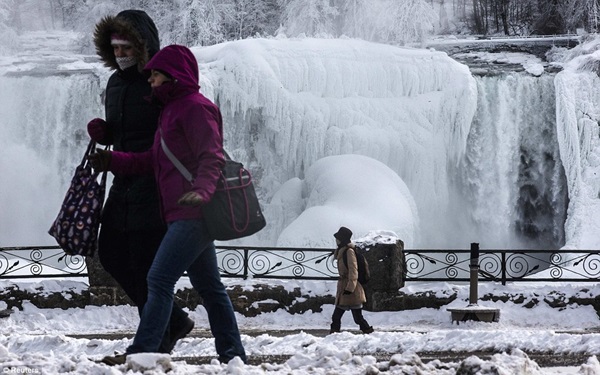Thác Niagara lại hóa băng trong cái lạnh -13 độ C 10