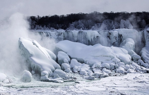 Thác Niagara lại hóa băng trong cái lạnh -13 độ C 13