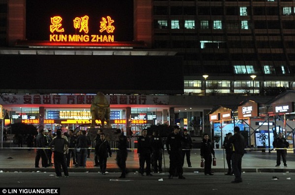 Xác người nằm la liệt trong cuộc tấn công đẫm máu tại ga Trung Quốc 14