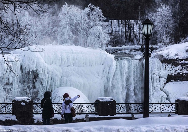 Thác Niagara lại hóa băng trong cái lạnh -13 độ C 15