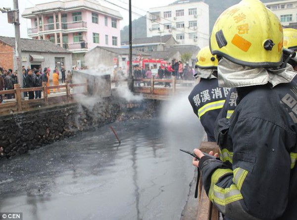 Quá ô nhiễm, dòng sông bén lửa bốc cháy ngùn ngụt 2