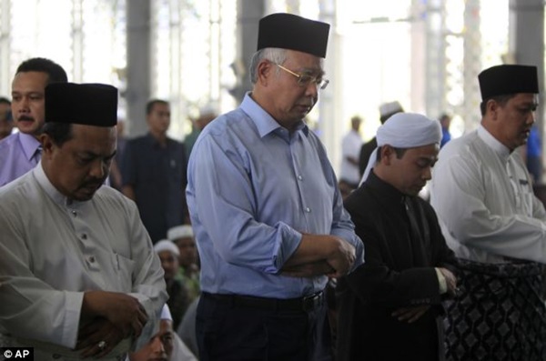 Thủ tướng và người dân Malaysia dập đầu cầu nguyện cho MH370 1