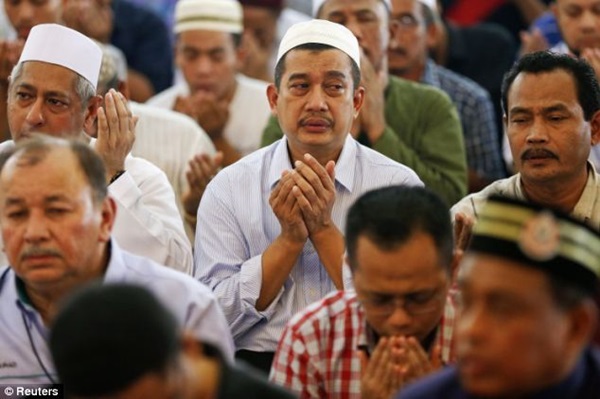 Thủ tướng và người dân Malaysia dập đầu cầu nguyện cho MH370 7