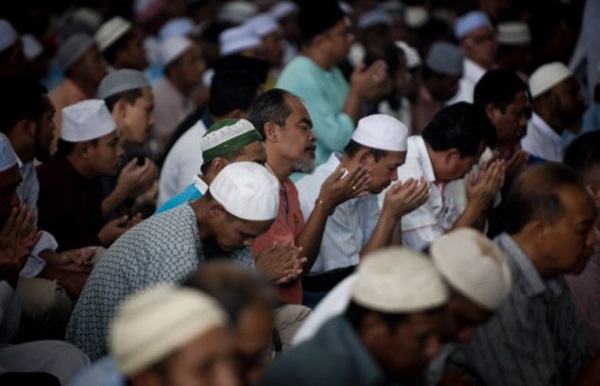 Thủ tướng và người dân Malaysia dập đầu cầu nguyện cho MH370 14