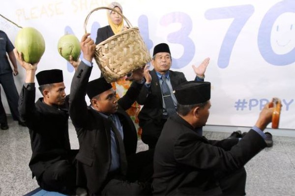 Pháp sư Malaysia tiếp tục tái xuất bằng 2 quả dừa 1