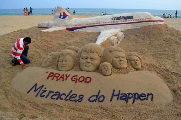 MH370 có trang bị 4 bè cứu sinh có thể chở được 290 người 1