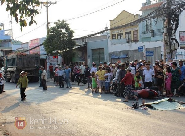 Phanh gấp, xe tay ga ngã nhoài, thanh niên bị xe ben cán chết 1