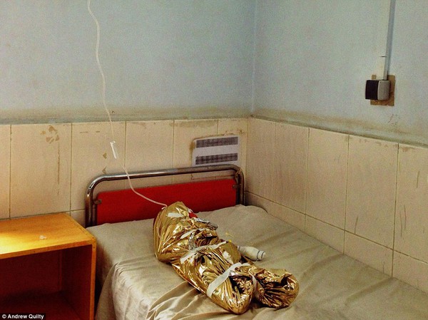 Bức ảnh b&eacute; g&aacute;i sắp l&igrave;a c&otilde;i đời g&acirc;y x&uacute;c động mạnh 6