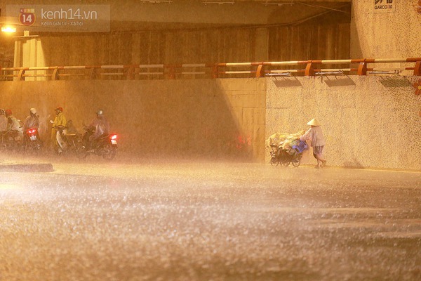 Hà Nội: Mưa lớn khiến nhiều tuyến phố chính ngập úng 1