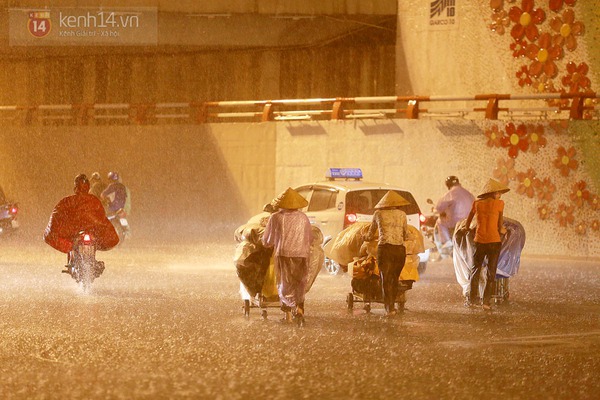 Hà Nội: Mưa lớn khiến nhiều tuyến phố chính ngập úng 4