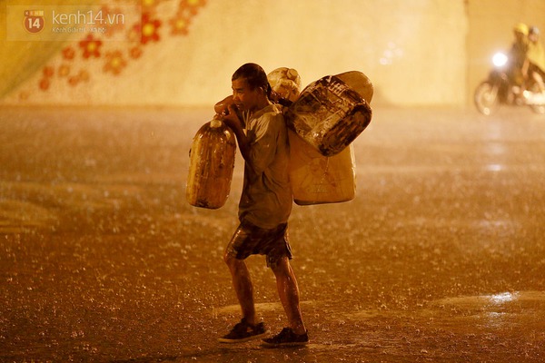 Hà Nội: Mưa lớn khiến nhiều tuyến phố chính ngập úng 5