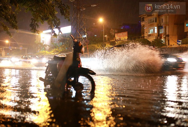 Hà Nội: Mưa lớn khiến nhiều tuyến phố chính ngập úng 9