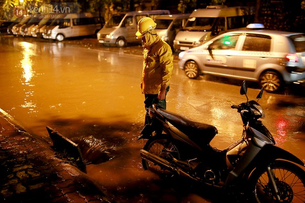Hà Nội: Mưa lớn khiến nhiều tuyến phố chính ngập úng 10