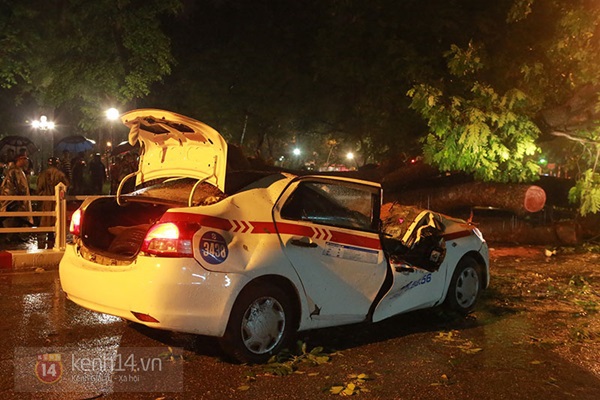 Nỗi đau đớn của gia đ&igrave;nh t&agrave;i xế taxi tử vong do bị c&acirc;y đ&egrave; trong đ&ecirc;m mưa 4