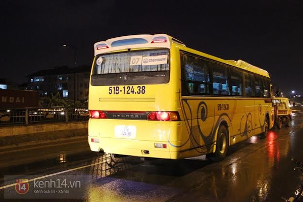 Trăm người đội mưa đến hiện trường người đ&agrave;n &ocirc;ng bị xe kh&aacute;ch c&aacute;n chết  1