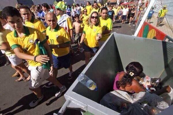 Bức ảnh lột tả "hai mặt cuộc sống" tại Brazil 1