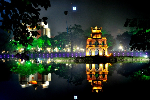 Hà Nội - một thành phố giàu lịch sử và văn hóa gắn liền với những địa danh nổi tiếng như Hồ Gươm, Chùa Một Cột và Văn Miếu. Khung cảnh đẹp và đa dạng của thành phố luôn ấn tượng với du khách đến thăm.