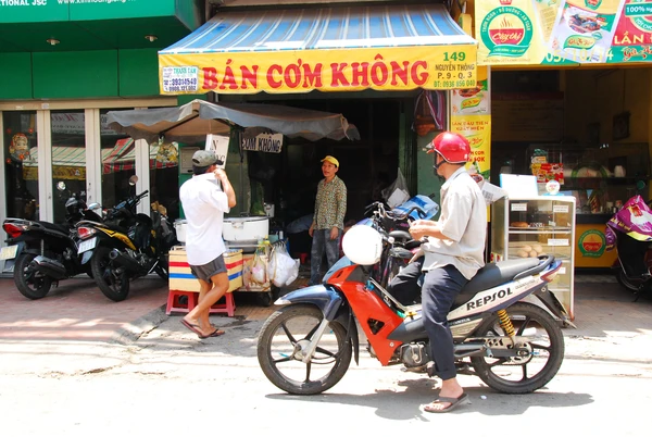 “Phố cơm trắng” đặc biệt dành cho người nghèo ở Sài Gòn 11