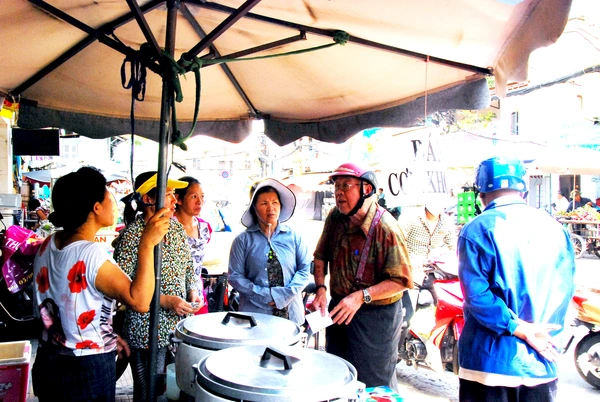 “Phố cơm trắng” đặc biệt dành cho người nghèo ở Sài Gòn 12