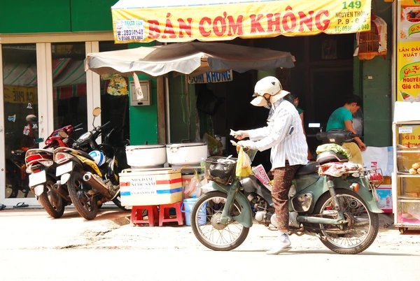“Phố cơm trắng” đặc biệt dành cho người nghèo ở Sài Gòn 13