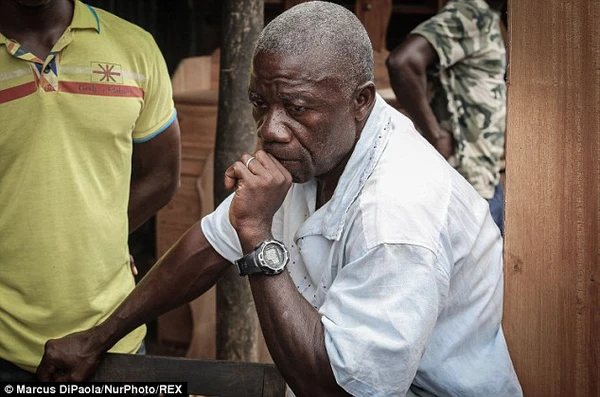 Cô gái vật vã nhìn thi thể mẹ tử vong do nhiễm Ebola bị đưa đi xa 7