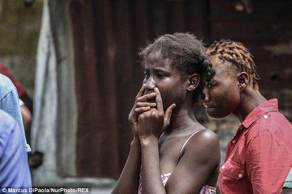 C&ocirc; g&aacute;i vật v&atilde; nh&igrave;n thi thể mẹ tử vong do nhiễm Ebola bị đưa đi xa 6