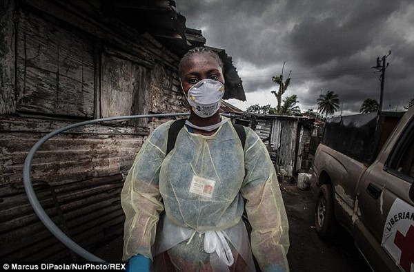 Cô gái vật vã nhìn thi thể mẹ tử vong do nhiễm Ebola bị đưa đi xa 2