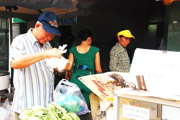 “Phố cơm trắng” đặc biệt dành cho người nghèo ở Sài Gòn 2