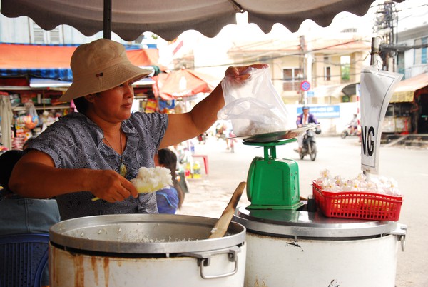 “Phố cơm trắng” đặc biệt dành cho người nghèo ở Sài Gòn 4