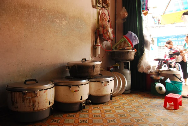 “Phố cơm trắng” đặc biệt dành cho người nghèo ở Sài Gòn 5