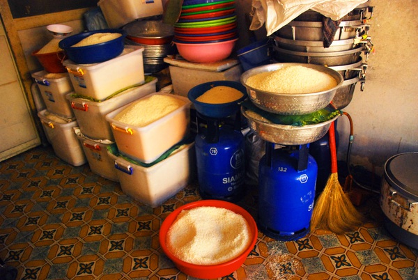 “Phố cơm trắng” đặc biệt dành cho người nghèo ở Sài Gòn 7