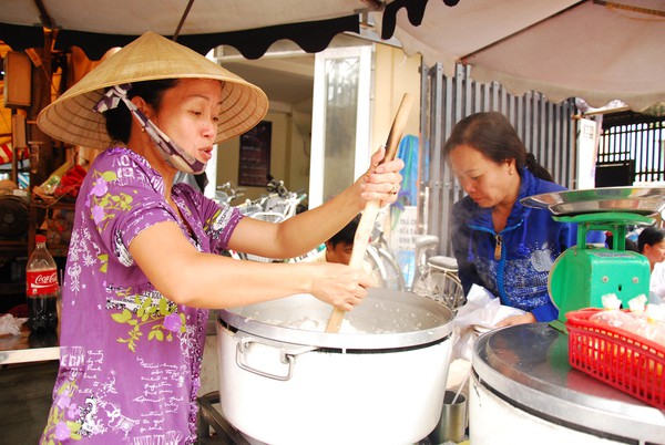 “Phố cơm trắng” đặc biệt dành cho người nghèo ở Sài Gòn 3