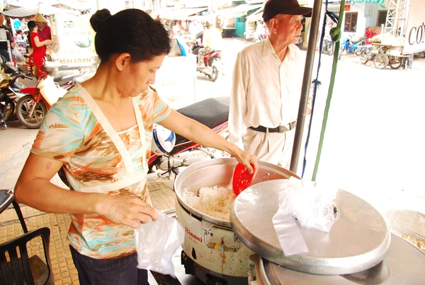 “Phố cơm trắng” đặc biệt dành cho người nghèo ở Sài Gòn 10