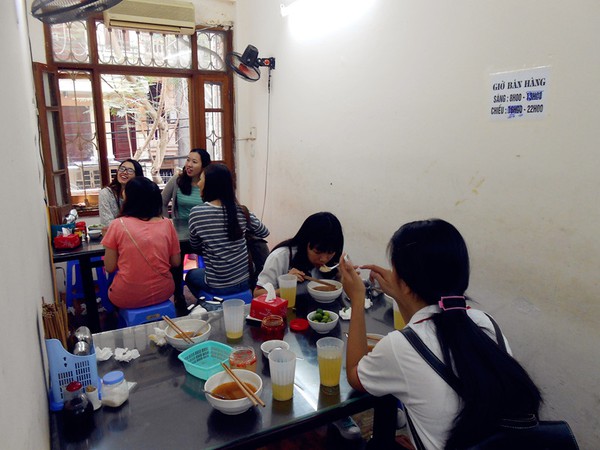 Chủ qu&aacute;n b&uacute;n Th&aacute;i bề bề g&acirc;y b&atilde;o ở H&agrave; Nội h&eacute; lộ thu nhập &ldquo;khủng&rdquo; 15