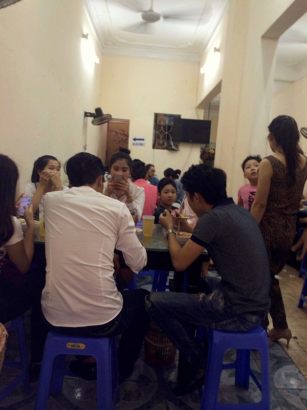 Chủ qu&aacute;n b&uacute;n Th&aacute;i bề bề g&acirc;y b&atilde;o ở H&agrave; Nội h&eacute; lộ thu nhập &ldquo;khủng&rdquo; 3